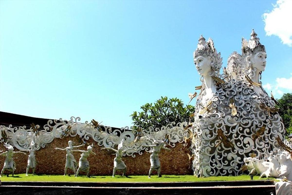 un gruppo di statue bianche davanti a un muro