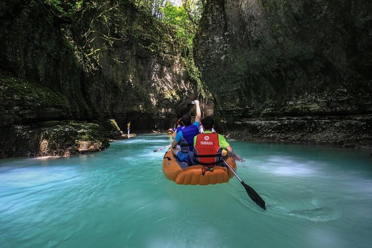 sekumpulan orang menaiki rakit di sungai