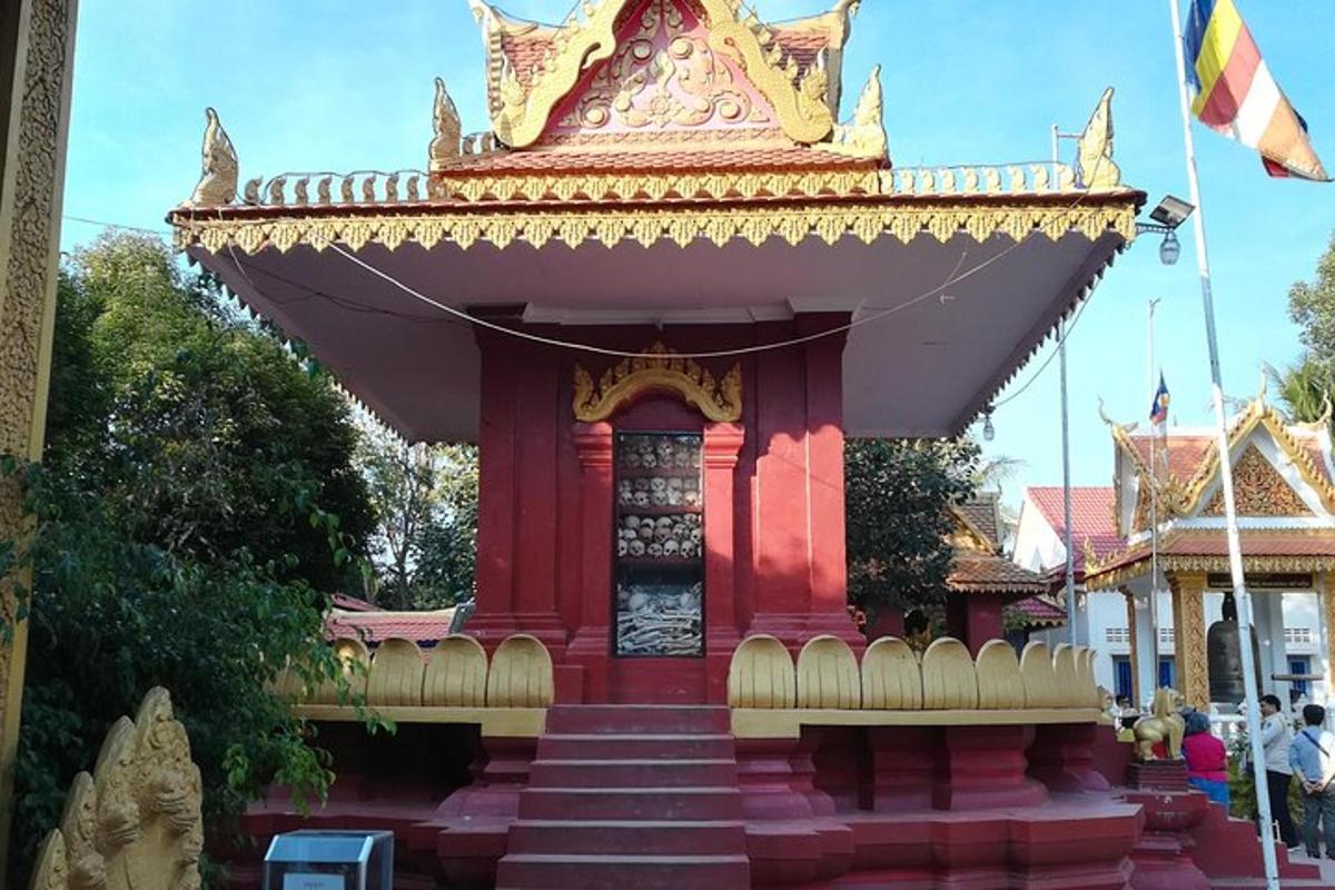 um pequeno templo em uma cidade com uma bandeira