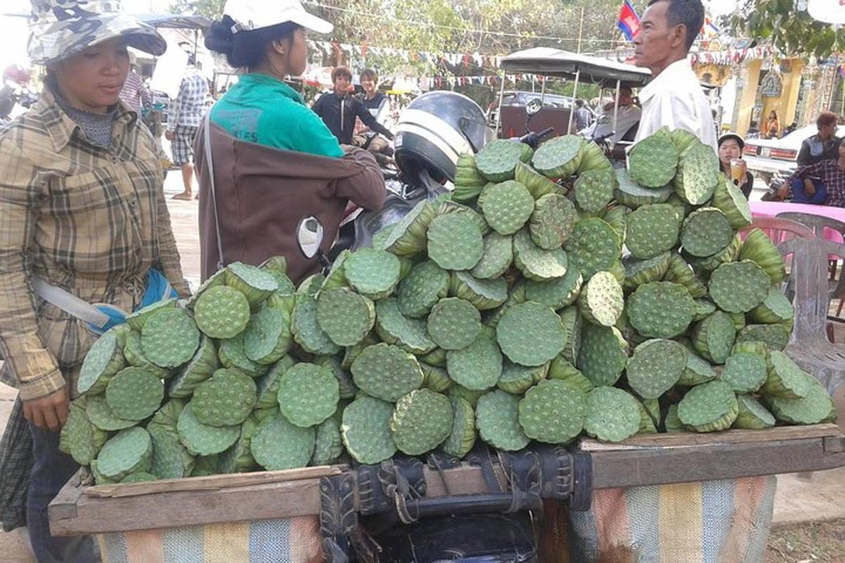 uma grande pilha de vegetais verdes sobre uma mesa