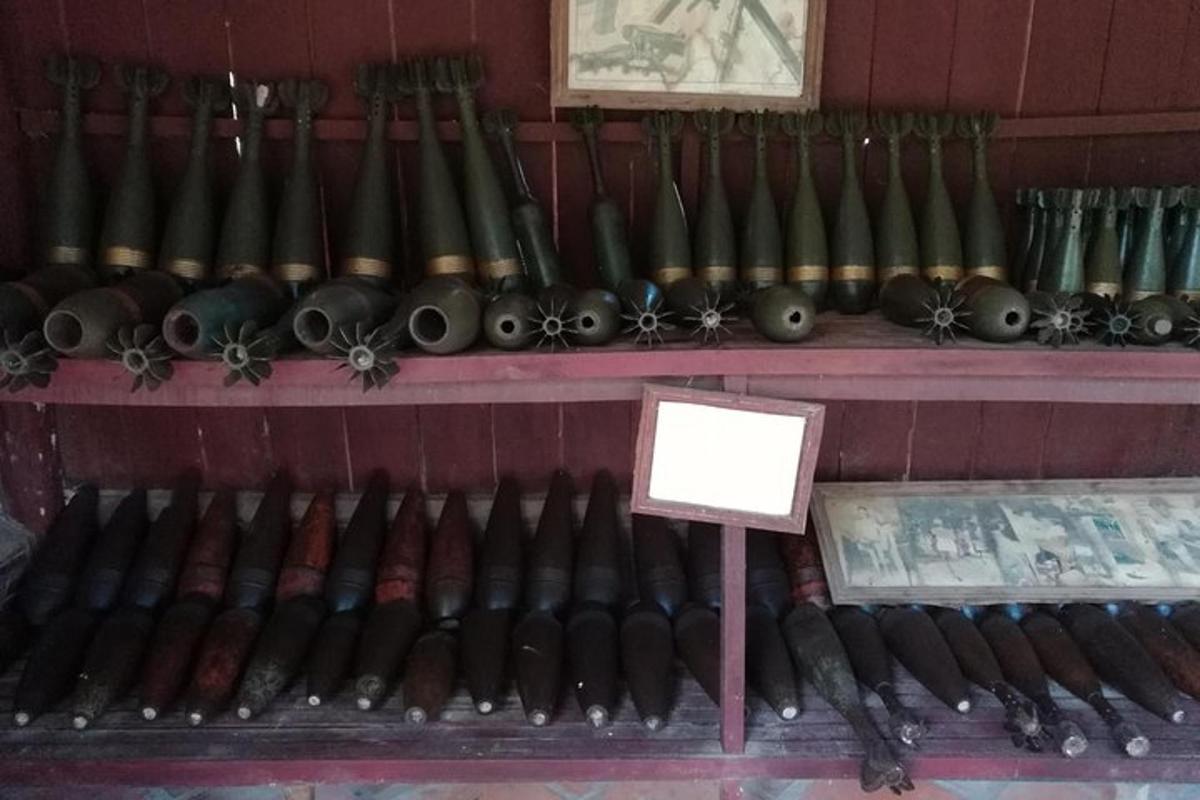 ein Haufen Waffen auf dem Display in einem Geschäft