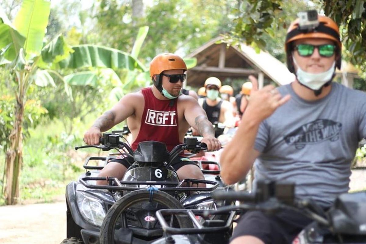 due uomini stanno viaggiando su un quad