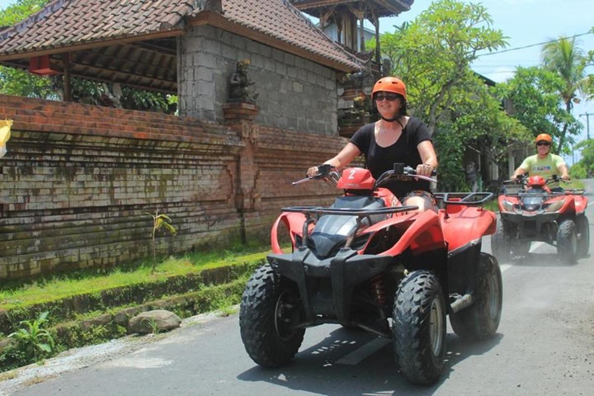 một người đàn ông đang lái một chiếc xe bốn bánh