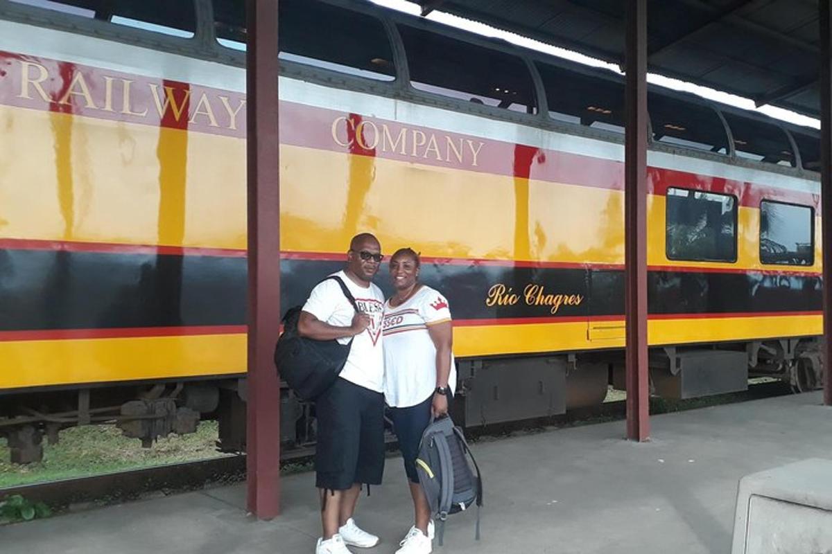 dos personas paradas frente a un tren
