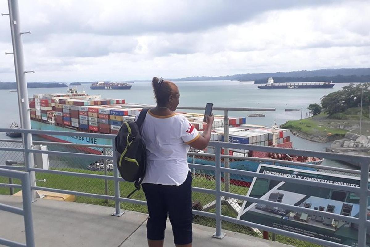 una mujer tomando una fotografía de un puerto