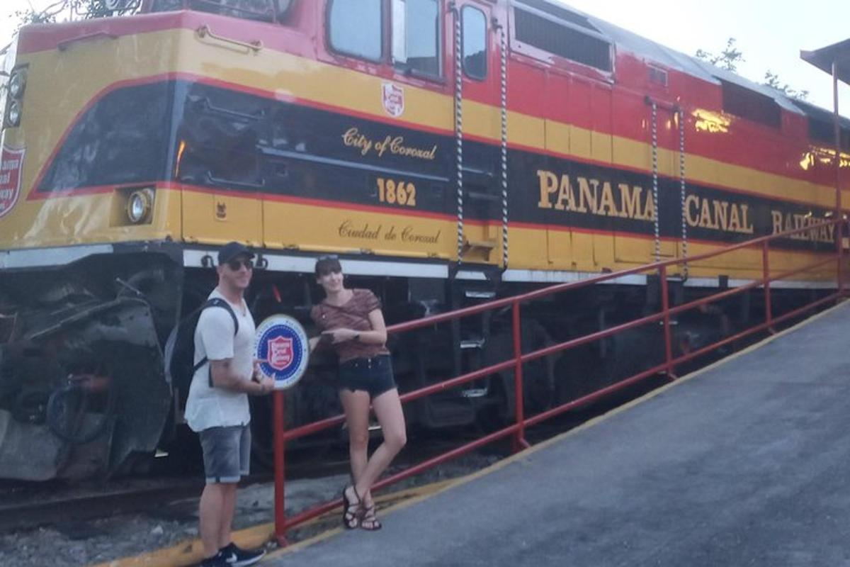 dos personas paradas frente a un tren