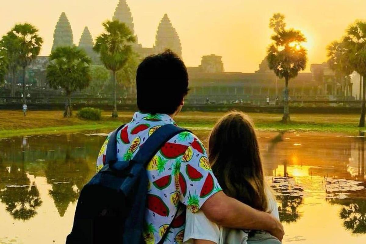 một người đàn ông và một người phụ nữ đứng trước một ngôi đền