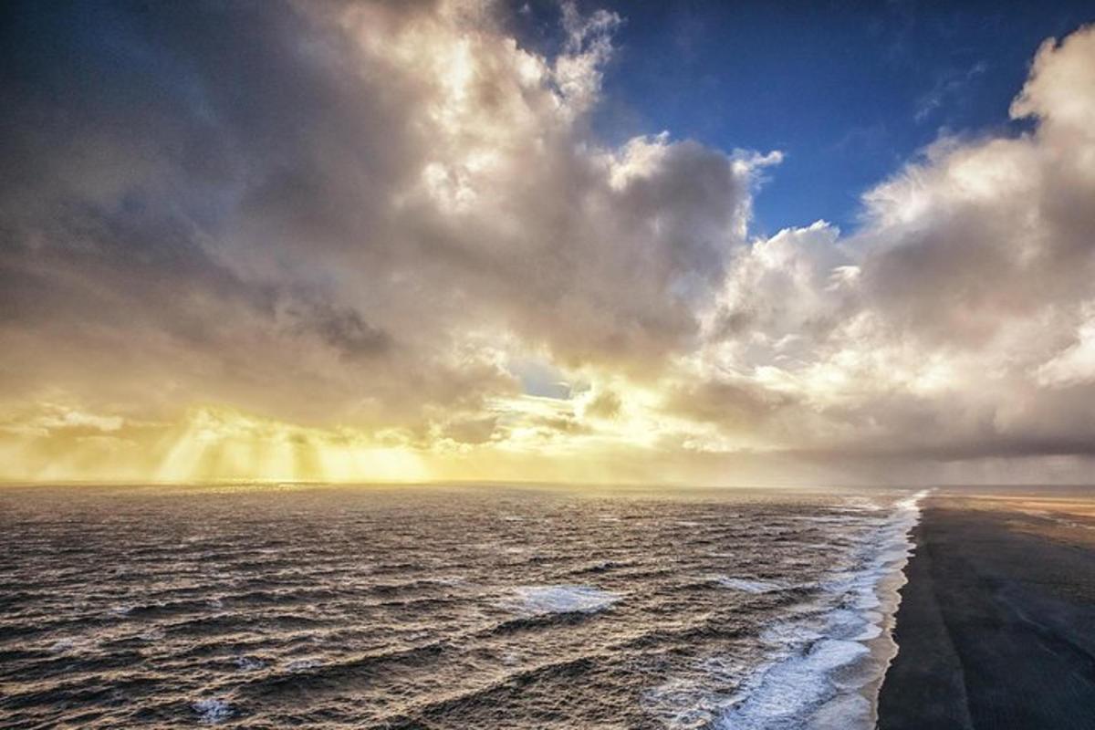 výhled na oceán s duhou na obloze
