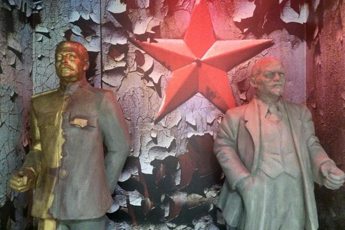 kip dveh moških, ki držita rdečo zvezdo