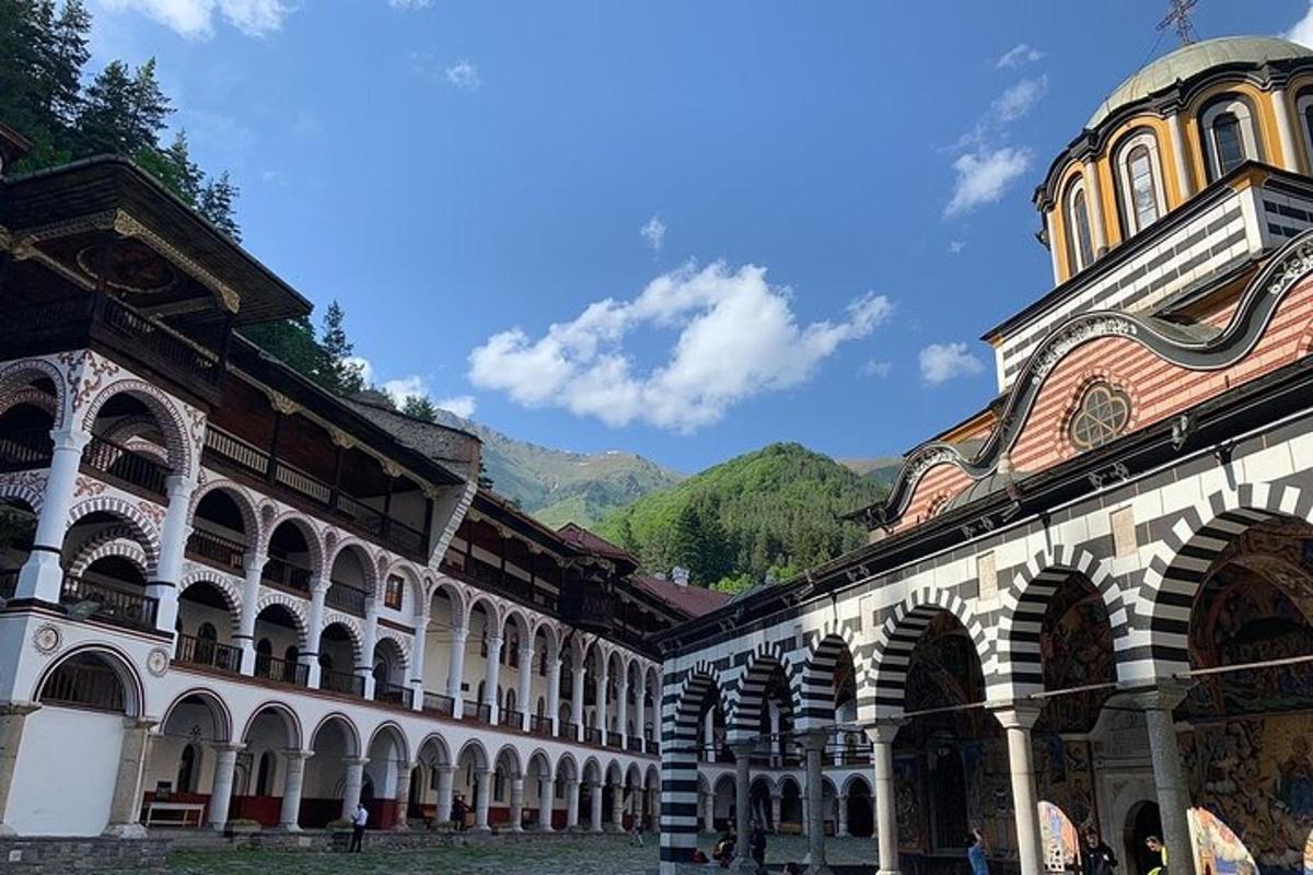 um grande edifício com uma montanha ao fundo