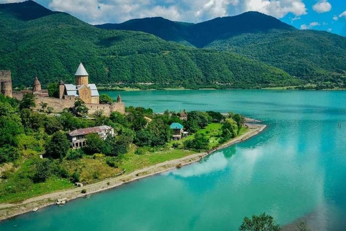 ostrov uprostřed vodní plochy