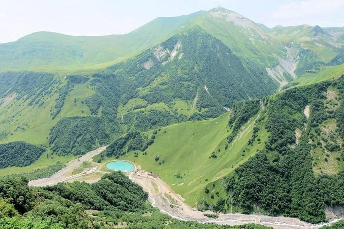 vista aèria d'una muntanya amb un camí de terra