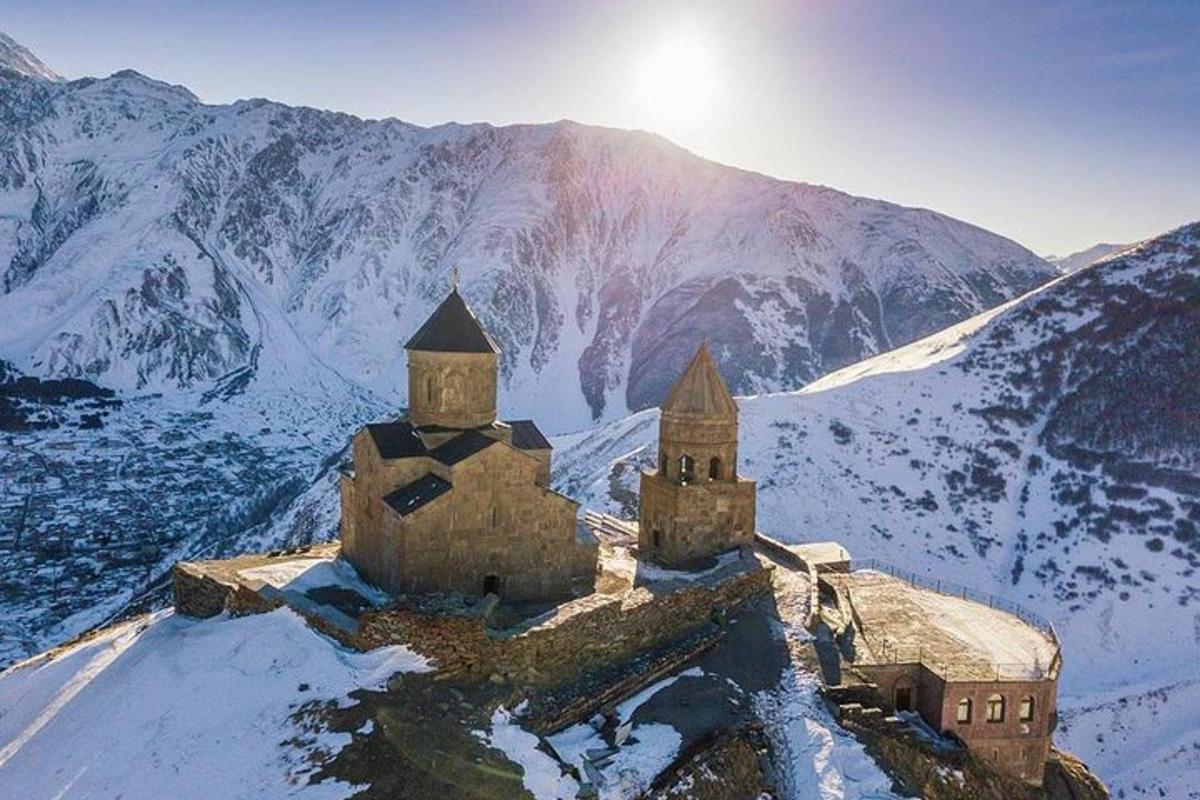 starý hrad ve sněhu na hoře