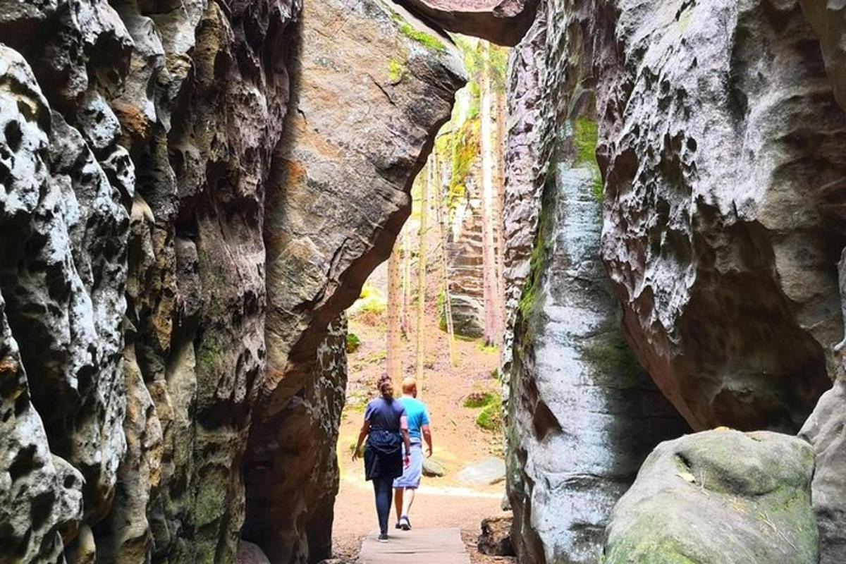 due persone che camminano in una grotta in un canyon