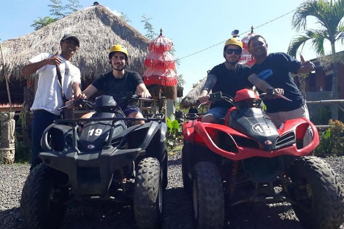 un gruppo di uomini in posa per una foto con i quad