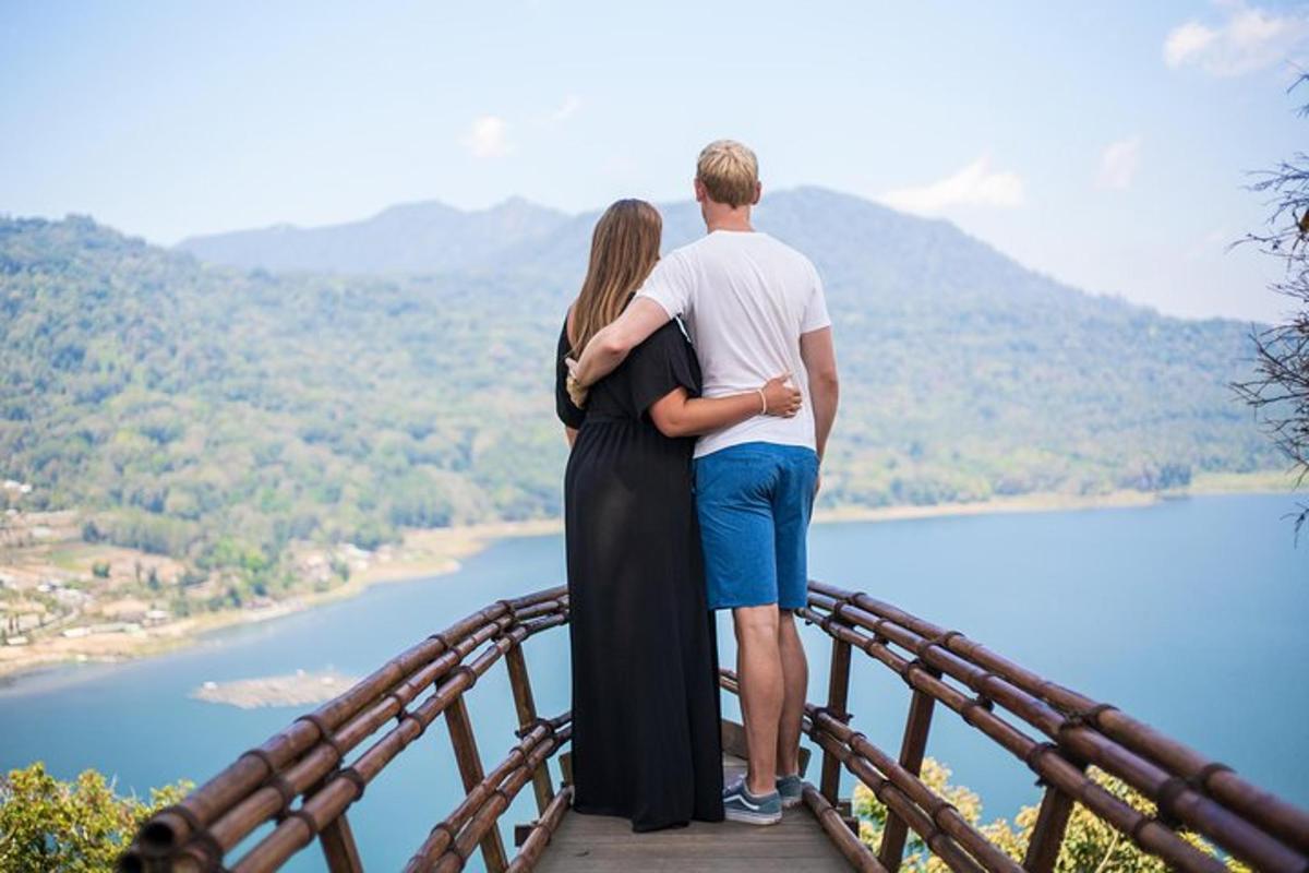 muž a žena stojící na mostě s výhledem na jezero