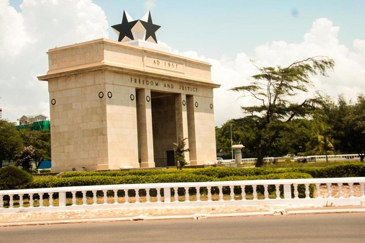 um edifício com estrelas no topo