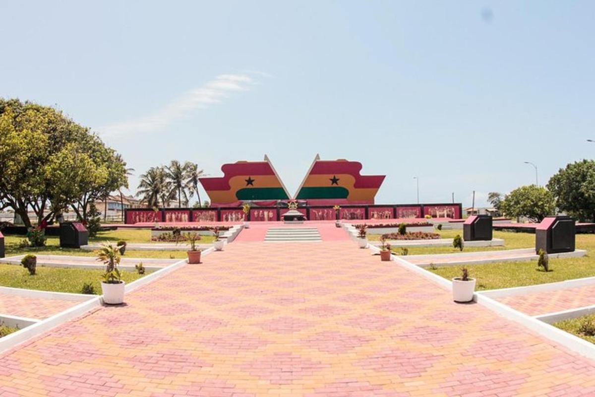 un parco con un grande edificio sullo sfondo