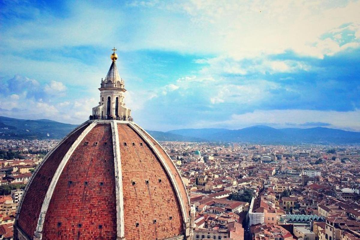 un edificio alto con una croce in cima