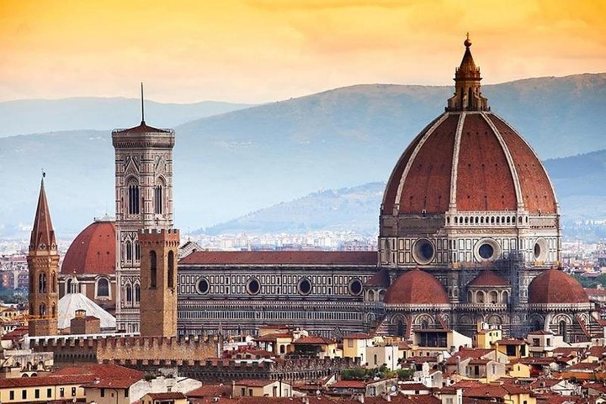 un grande edificio con una torre dell'orologio e una città