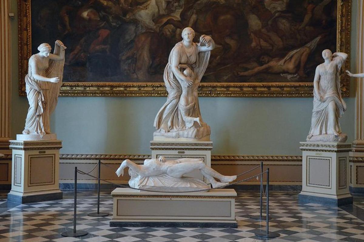 statuju grupa, kas izstādīta muzejā