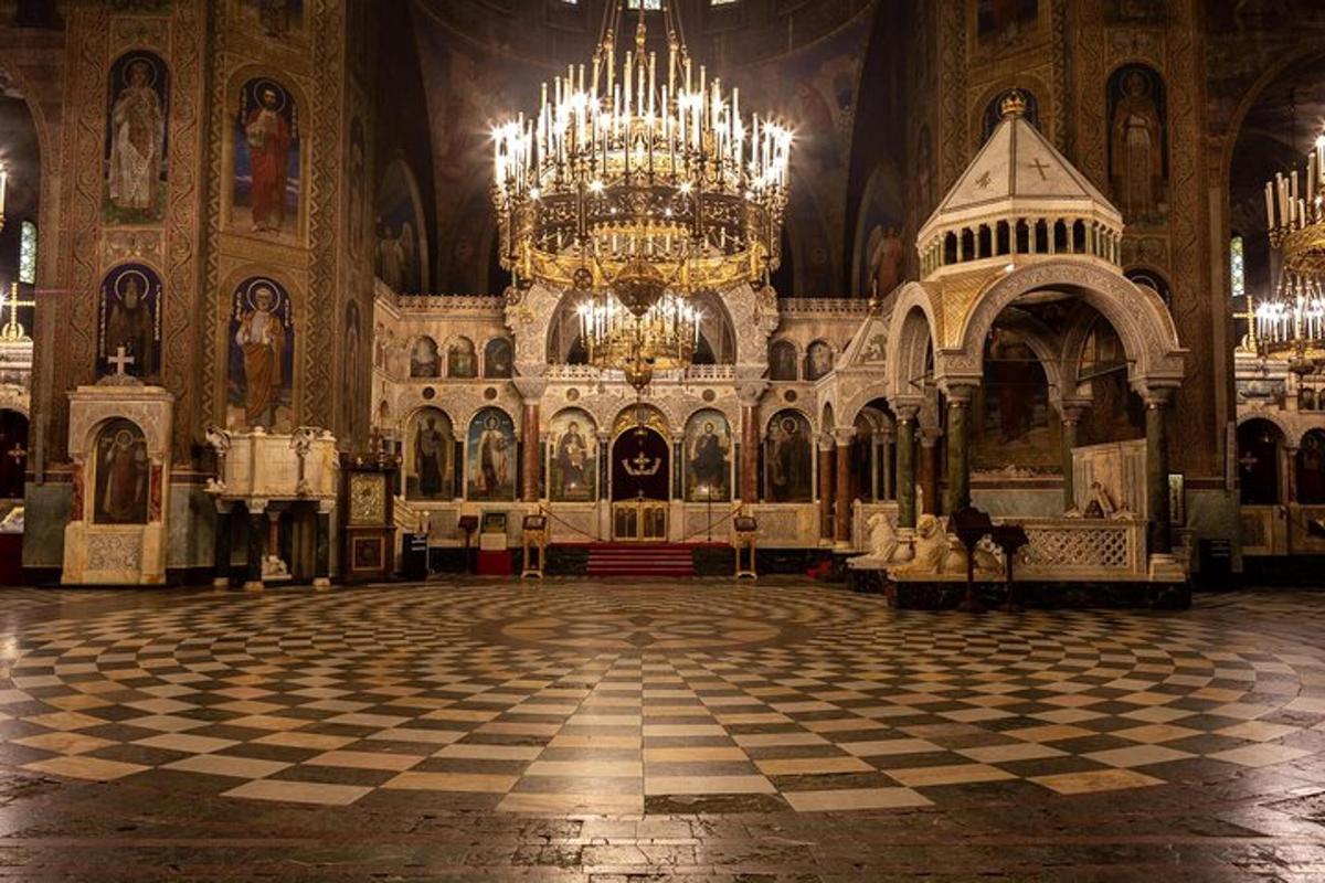 Una gran catedral con una lámpara de araña y una gran sala.