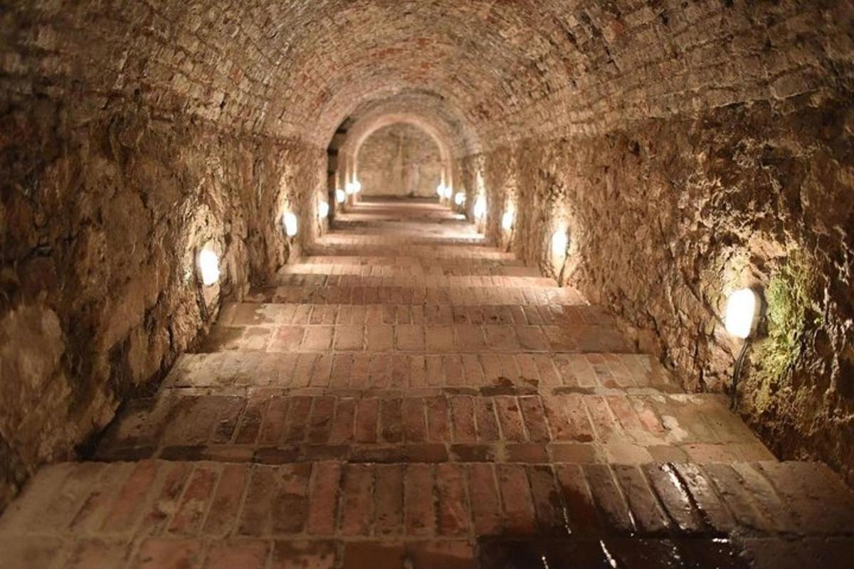 starý tunel s kamennou cestou se světly