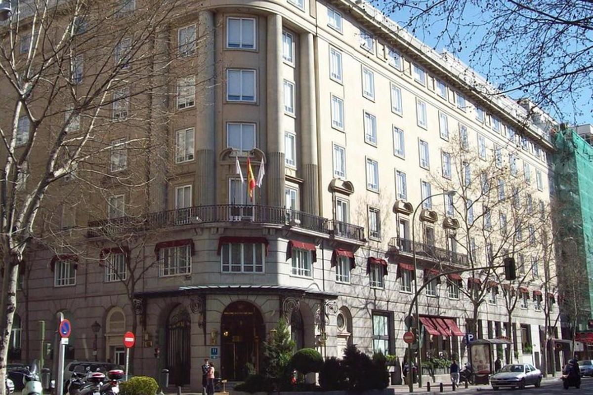o clădire mare la colțul unei străzi