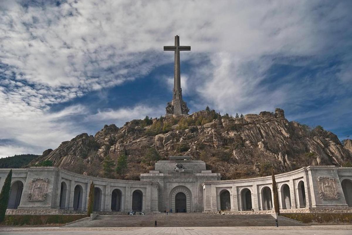 una església amb una creu al cim d'una muntanya