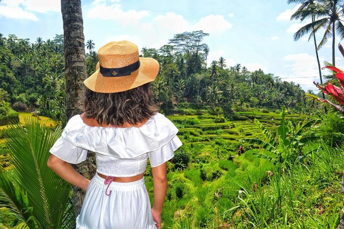 seorang wanita bertopi jerami berdiri di ladang