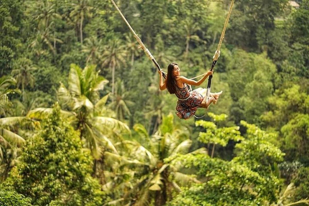 seorang wanita di ayunan tali di hutan