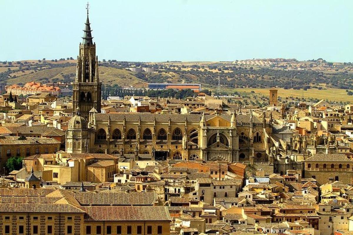 uma vista de uma cidade com uma igreja e uma torre