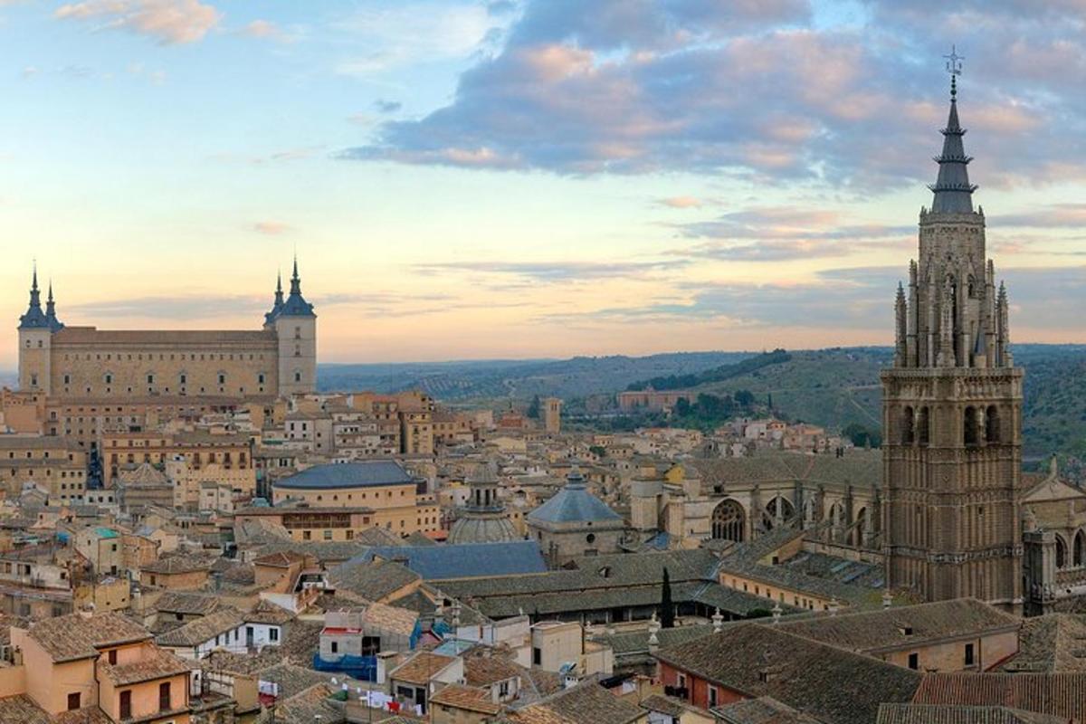 uma vista de uma cidade com uma torre do relógio