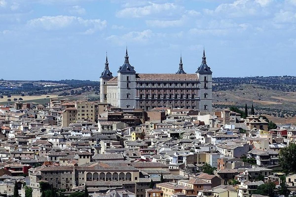 um grande edifício com duas torres no topo de uma cidade