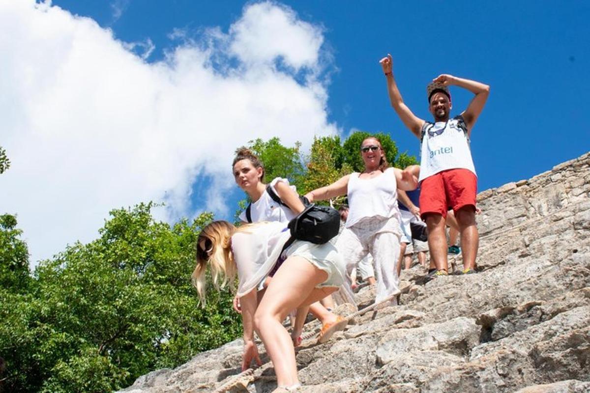 un grupo de personas subiendo una montaña