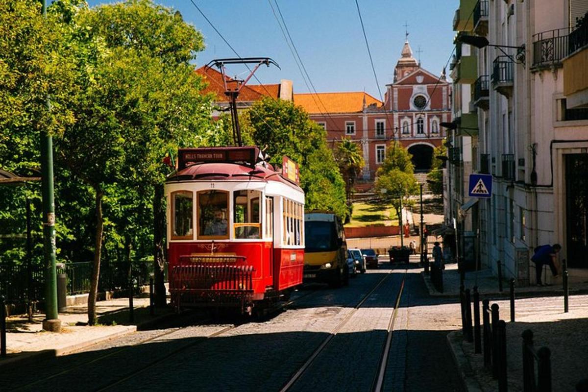 červenobílý tramvaj jedoucí po ulici