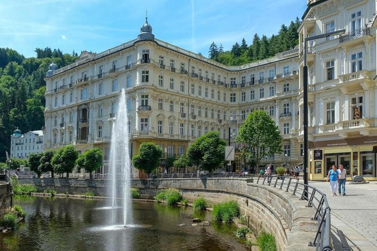 gosbrunnur fyrir framan stóra byggingu