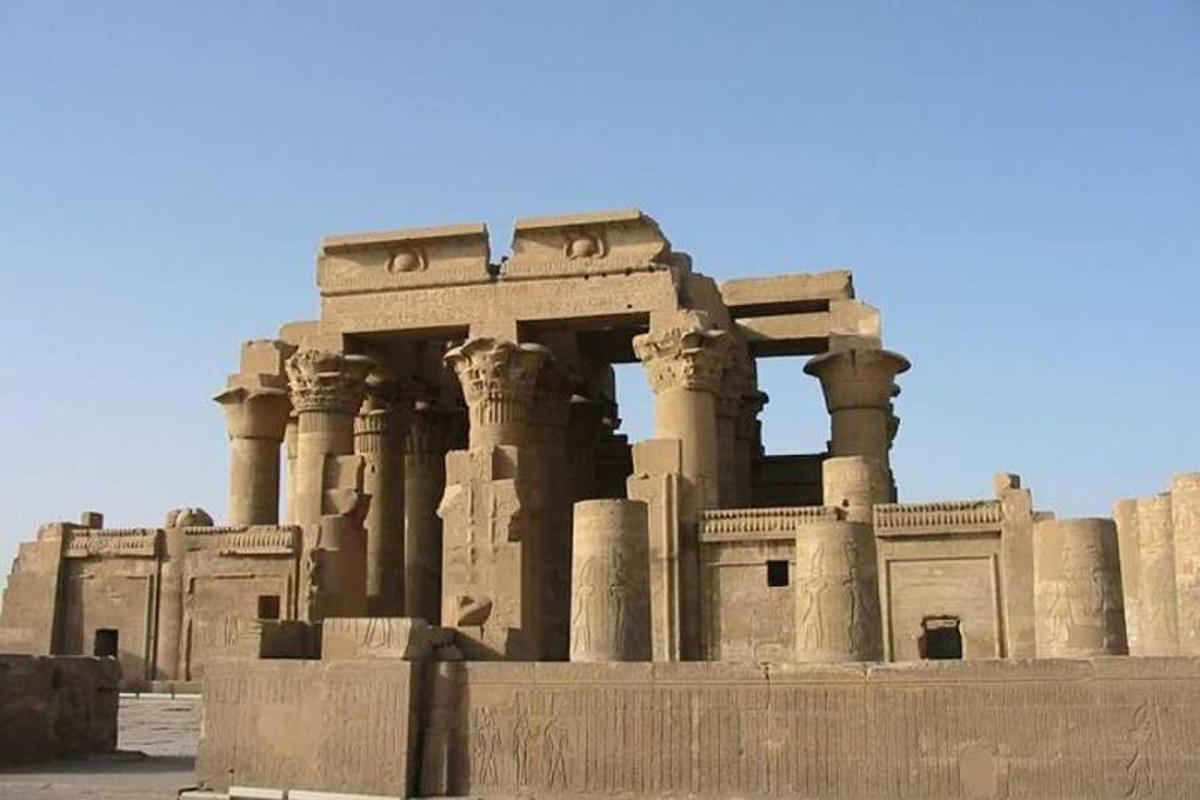 um grande edifício com colunas no deserto
