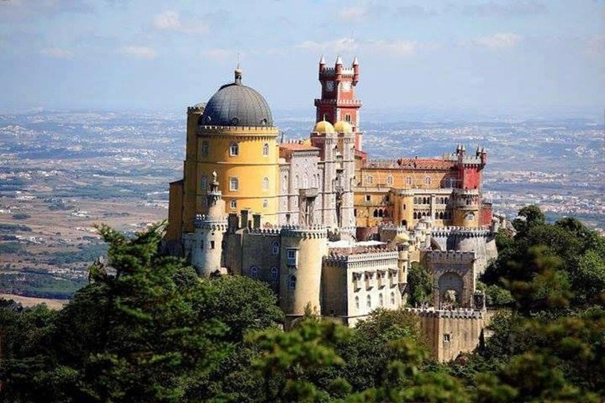 un castello in cima a una montagna
