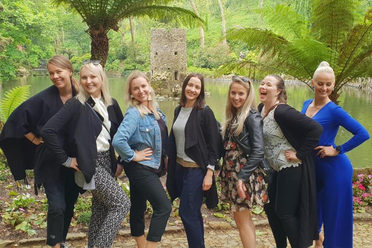 Un grupo de mujeres posa para una fotografía.