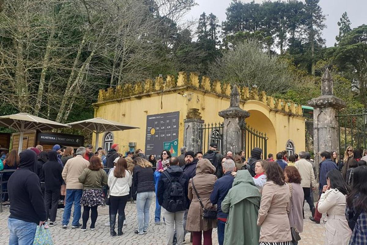 una multitud de personas paradas afuera de un edificio