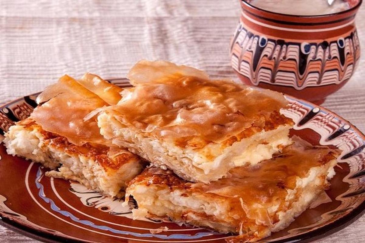 due pezzi di cibo su un piatto con una tazza