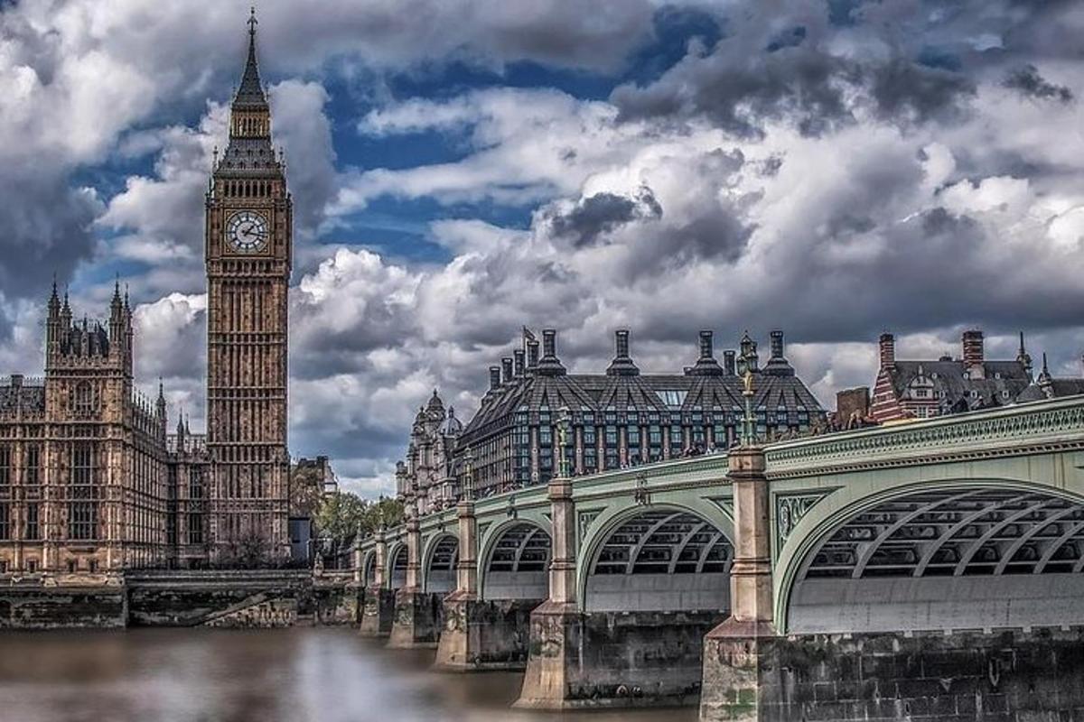 brú yfir á með klukkuturni og Big Ben
