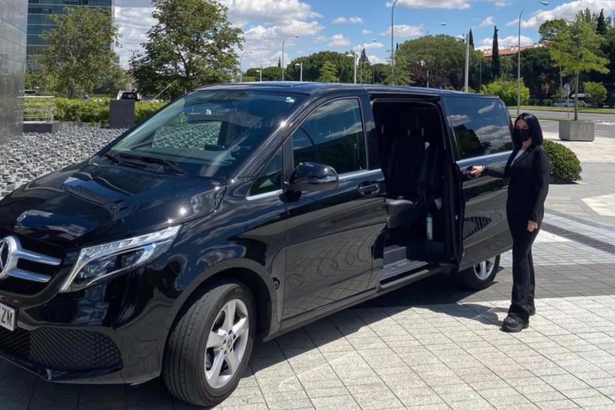 kona sest inn í svartan vörubíl