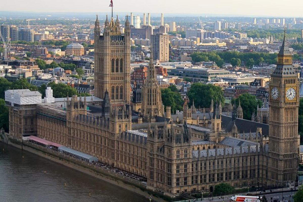 un grande edificio con una torre dell'orologio e il Big Ben