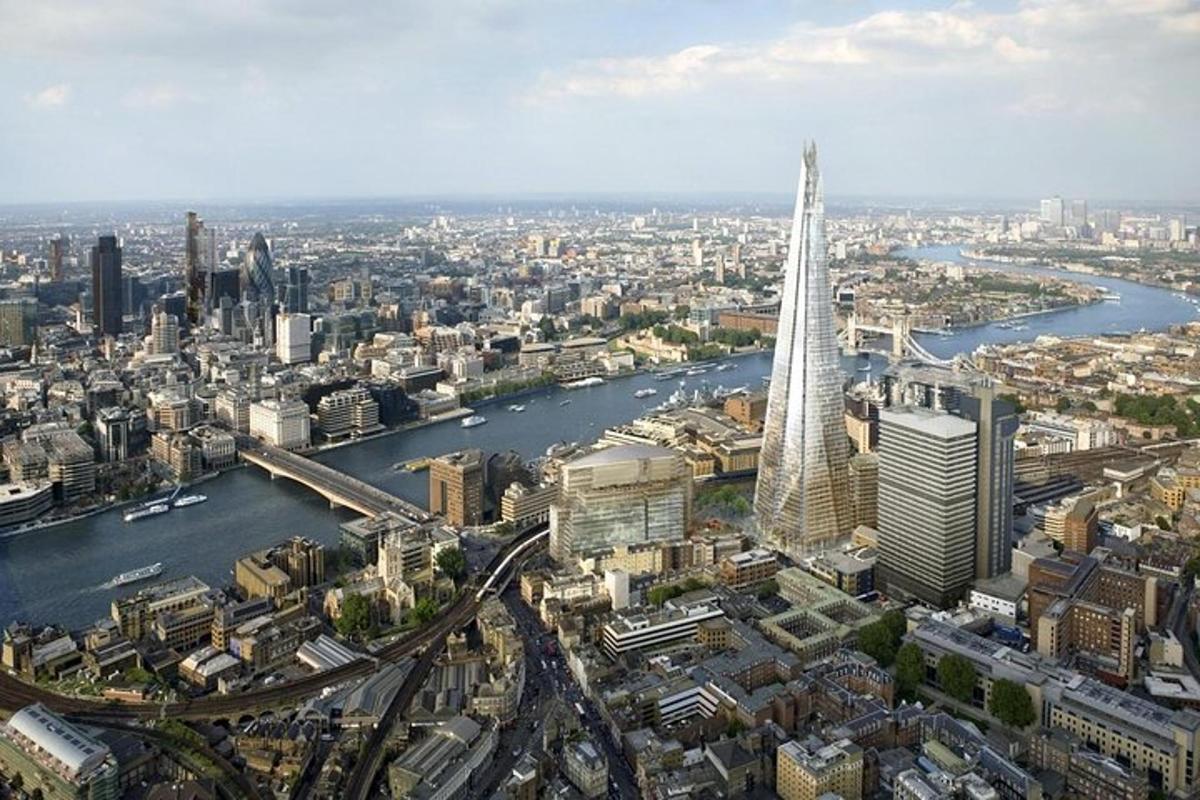 una vista aerea di una città con un edificio alto