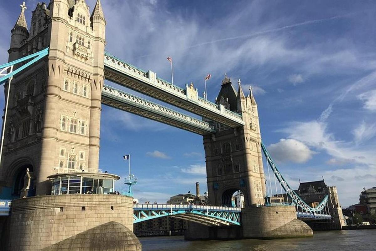 un ponte con una torre dell'orologio in cima