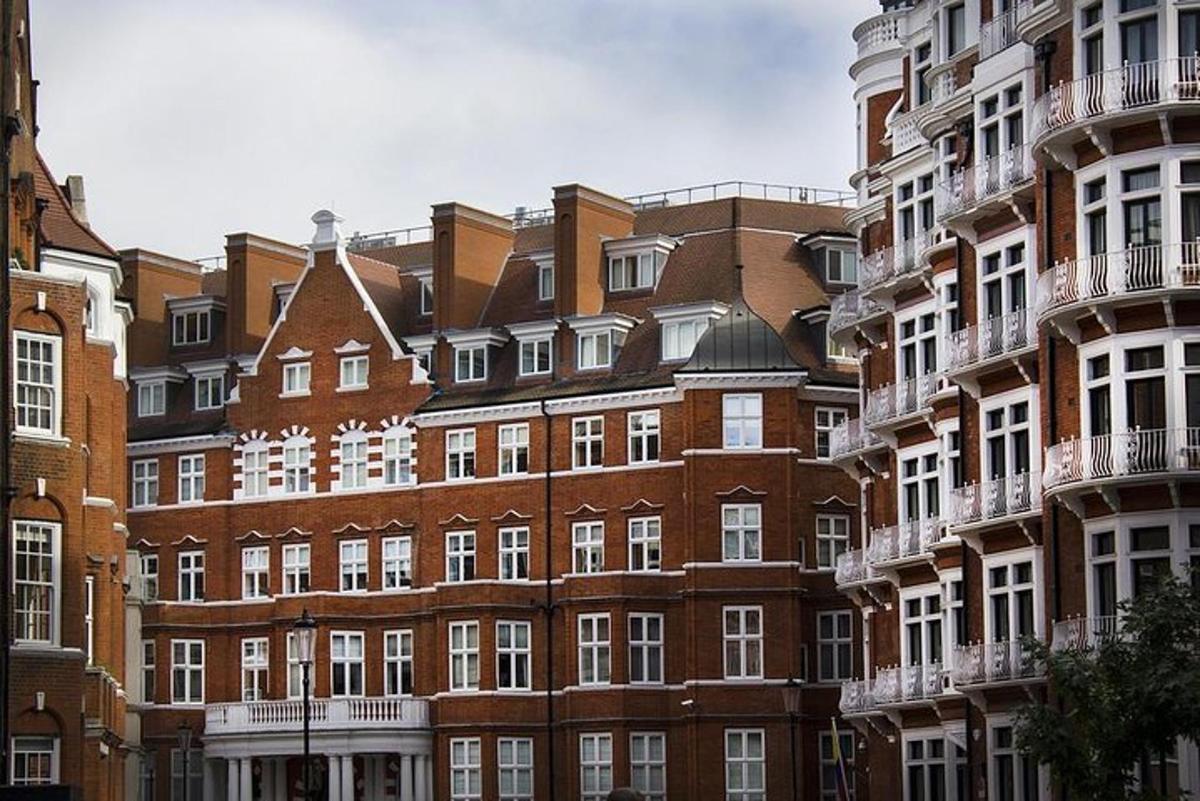 un grande edificio in mattoni rossi con finestre bianche