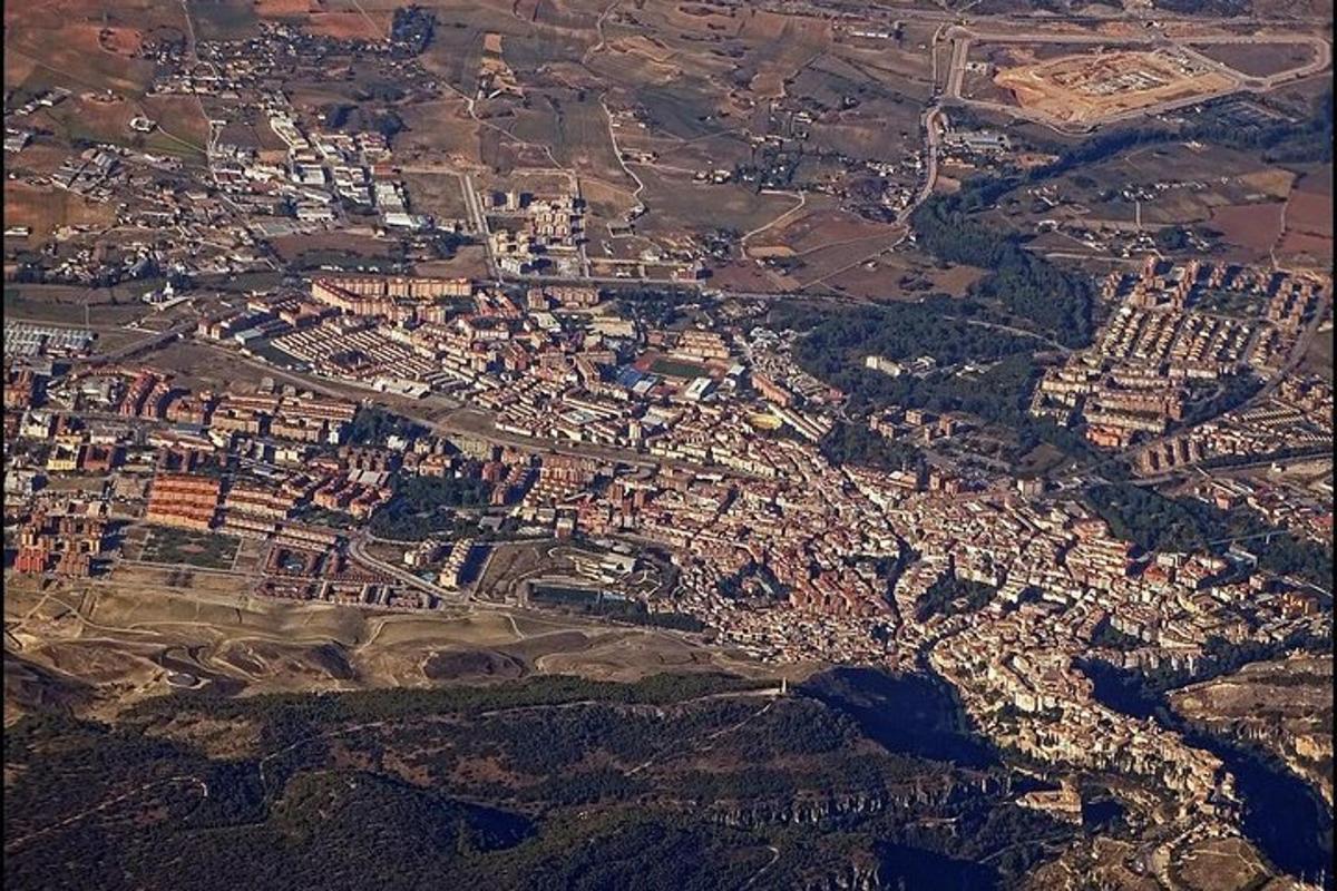 zračni pogled na mesto z zgradbami