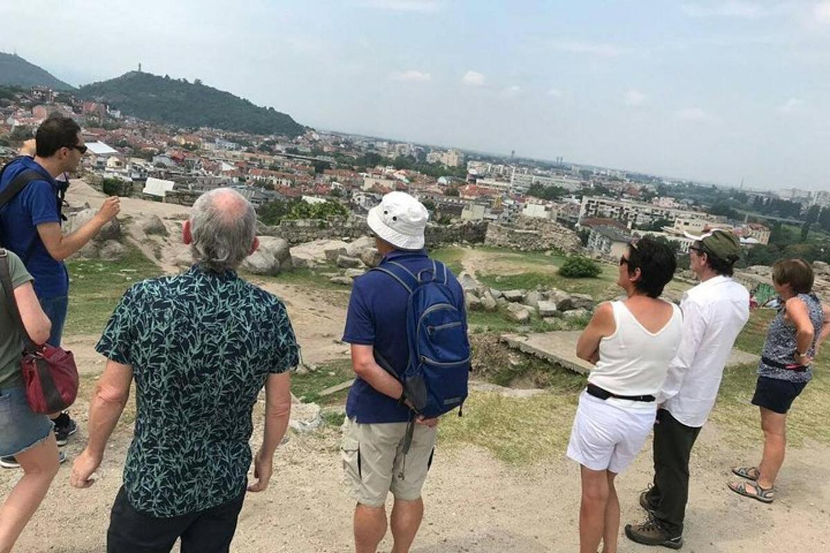 קבוצת אנשים עומדת על ראש גבעה
